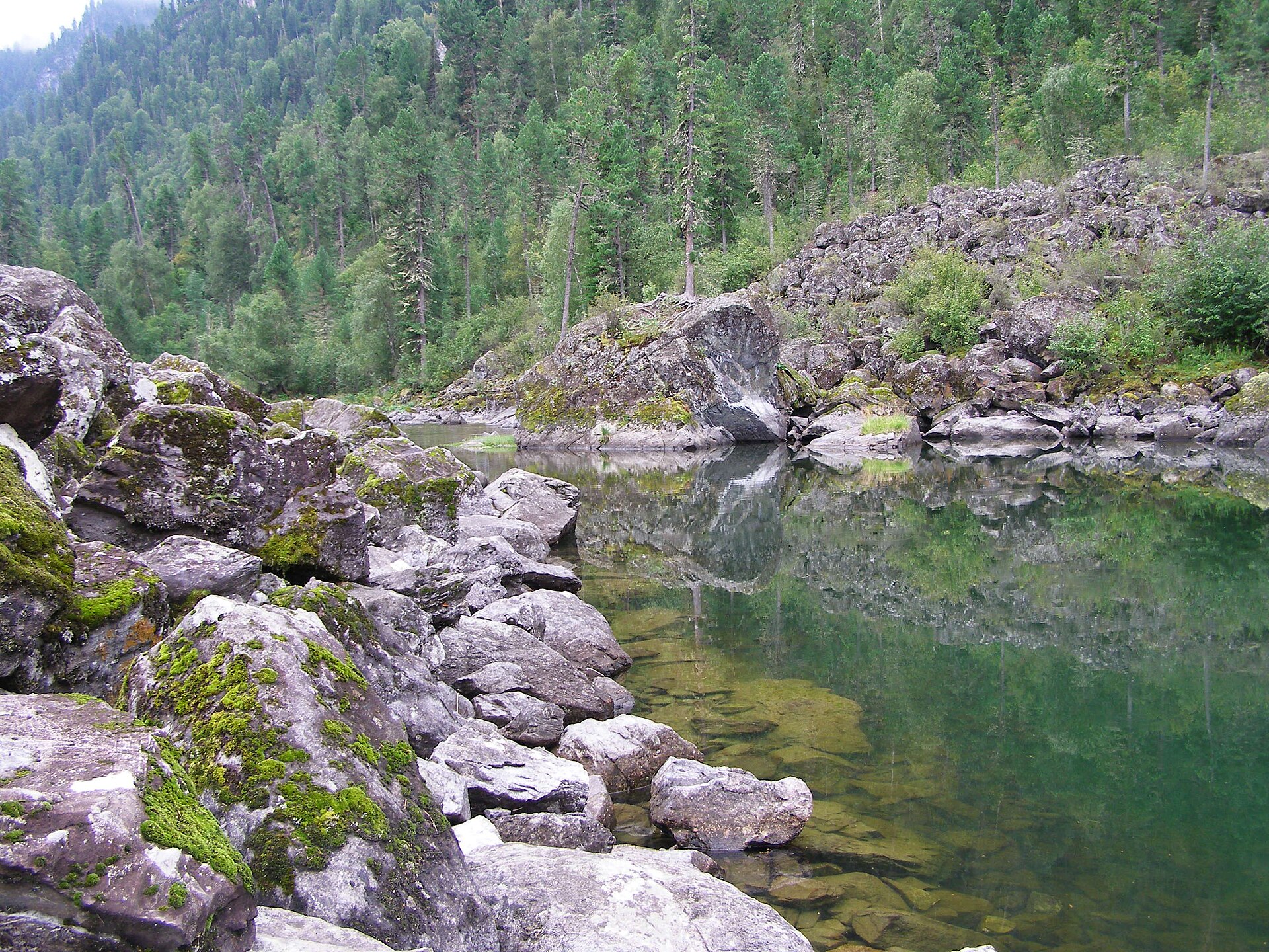 Крупные камни в Каменном заливе Телецкого озера